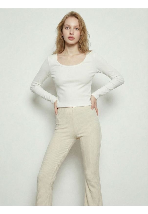 Sinsay - Bawełniana bluzka z długim rękawem - kremowy. Kolor: kremowy. Materiał: bawełna. Długość rękawa: długi rękaw. Długość: długie