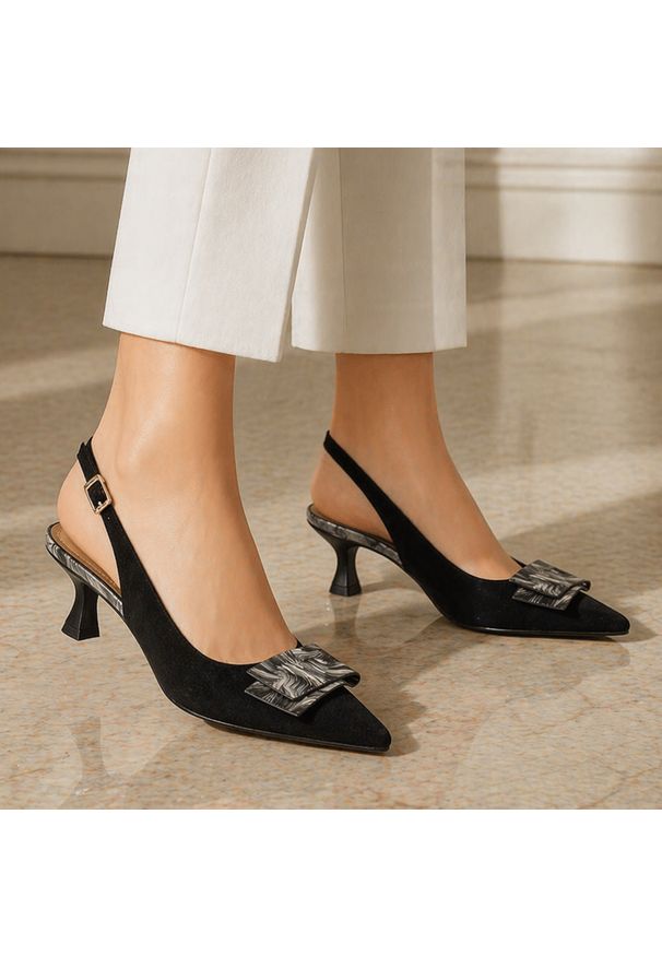 Czarne skórzane sandały damskie DiA 2006. Okazja: na wesele, na ślub cywilny. Kolor: czarny. Materiał: skóra. Wzór: kolorowy, aplikacja. Sezon: wiosna, lato. Obcas: na obcasie. Styl: elegancki, klasyczny. Wysokość obcasa: średni