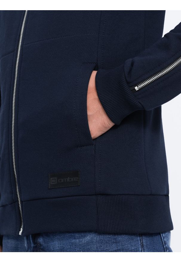 Ombre Clothing - Bluza męska bomberka z ozdobnymi zamkami na rękawach AMSTERDAM - granatowa B1367 - XXL. Kolor: niebieski. Materiał: dzianina, poliester, skóra, bawełna. Wzór: aplikacja, napisy