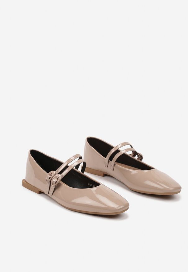 Born2be - Beżowe Lakierowane Płaskie Balerinki Ozdobione Kwadratowym Noskiem i Paskami Mailine. Okazja: na spotkanie biznesowe. Zapięcie: pasek. Kolor: beżowy. Materiał: lakier. Wzór: aplikacja. Obcas: na obcasie. Styl: biznesowy, klasyczny. Wysokość obcasa: niski