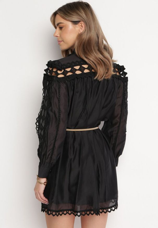 Born2be - Czarna Koszulowa Sukienka w Stylu Vintage ze Stójką i Paskiem w Talii Glikoma. Typ kołnierza: kołnierzyk stójkowy. Kolor: czarny. Typ sukienki: koszulowe. Styl: vintage