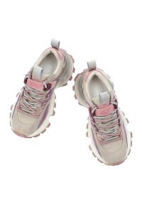 Sneakersy damskie GOE, cholewka ze skóry naturalnej zamszowej kontrastowe panele wiązanie klasyczne, fioletowe, TT2N4026. Okazja: na co dzień. Zapięcie: sznurówki. Kolor: fioletowy. Materiał: skóra, zamsz. Szerokość cholewki: normalna. Styl: klasyczny #2