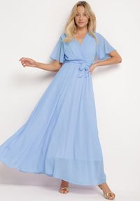 Born2be - Niebieska Kopertowa Sukienka z Gumką w Pasie i Plisowaną Górą Davitri. Kolor: niebieski. Materiał: materiał. Długość rękawa: krótki rękaw. Typ sukienki: kopertowe. Długość: maxi #2