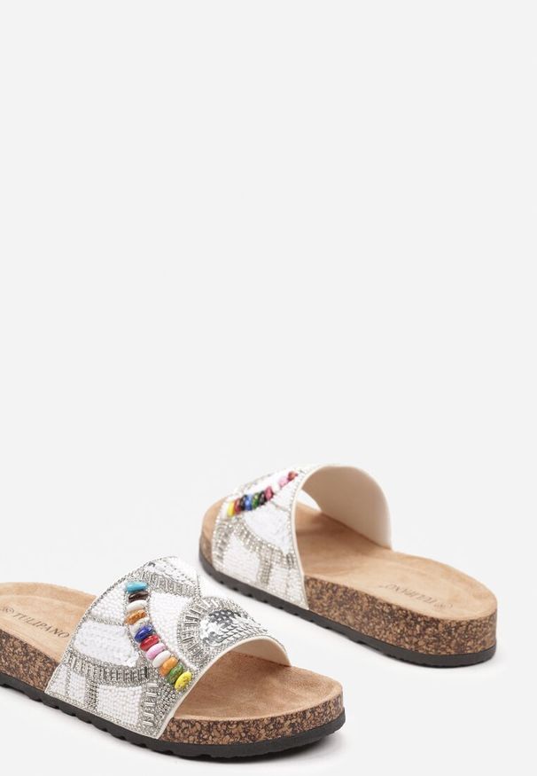 Renee - Białe Płaskie Klapki na Korkowej Podeszwie Zdobione Cyrkoniami i Cekinami Dimees. Okazja: na spacer, na co dzień. Kolor: biały. Materiał: len, materiał. Wzór: aplikacja. Sezon: lato. Styl: casual, elegancki, boho