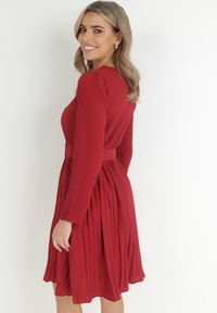 Born2be - Bordowa Sukienka Plisowana z Paskiem Flyne. Kolor: czerwony. Długość rękawa: długi rękaw. Styl: elegancki. Długość: mini #6