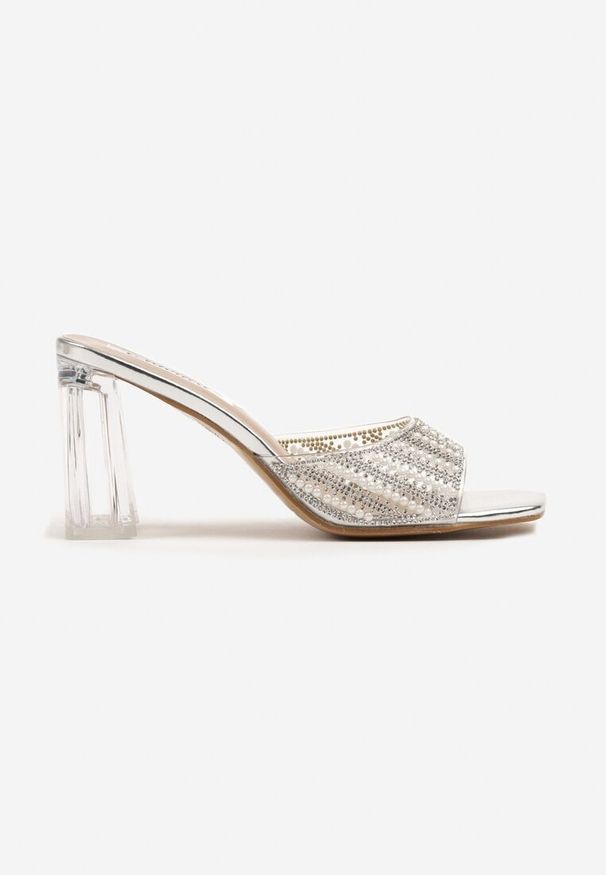 Renee - Srebrne Klapki z Perłami na Transparentnym Obcasie Typu Słupek Grelreia. Kolor: srebrny. Materiał: jeans. Wzór: aplikacja. Obcas: na obcasie. Styl: wizytowy, elegancki. Wysokość obcasa: średni