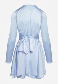 Renee - Niebieska Satynowa Sukienka Mini z Falbankami i Paskiem z Tyłu w Talii Catriona. Okazja: na imprezę. Typ kołnierza: kołnierz z falbankami. Kolor: niebieski. Materiał: satyna. Styl: elegancki. Długość: mini #6