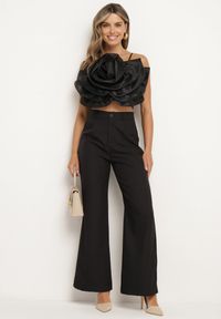 Born2be - Czarny Komplet Top na Regulowanych Ramiączkach z Kwiatem 3D i Eleganckie Spodnie Dimari. Kolor: czarny. Wzór: kwiaty #3