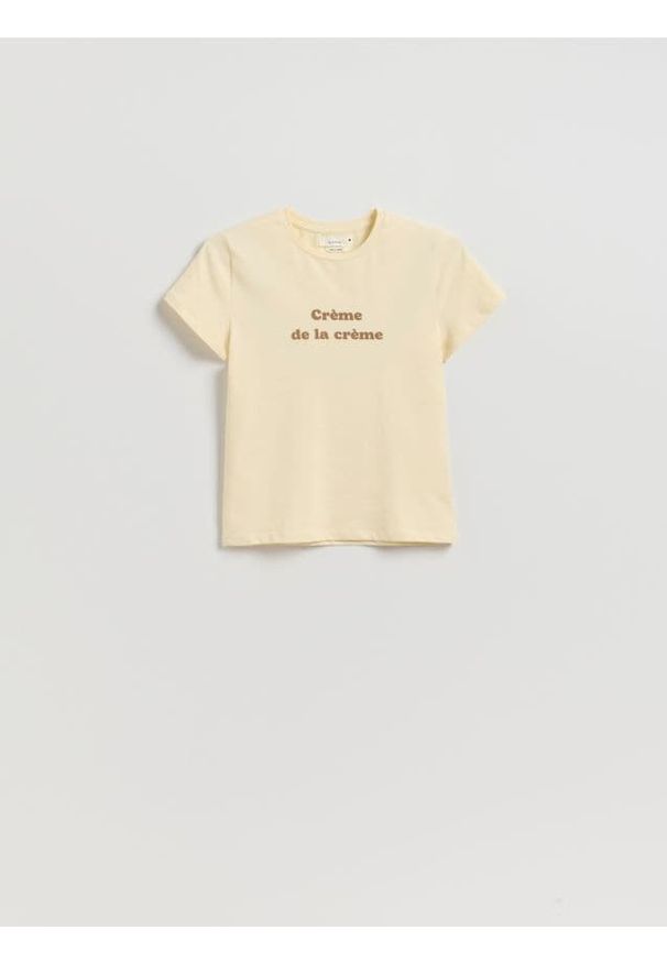 Reserved - T-shirt regular z nadrukiem - kremowy. Kolor: kremowy. Materiał: bawełna. Wzór: nadruk