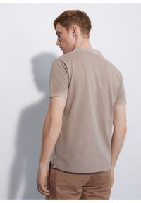 Ochnik - Beżowa koszulka polo z logo. Typ kołnierza: polo. Kolor: beżowy. Materiał: bawełna. Długość rękawa: krótki rękaw. Długość: krótkie