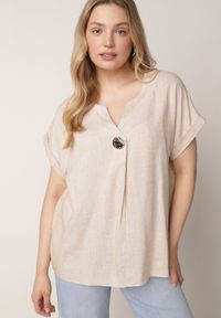 Born2be - Beżowa Nietoperzowa Bluzka z Krótkim Rękawem z Lnem i Wiskozą Isirtila. Okazja: do pracy, na co dzień. Kolor: beżowy. Materiał: wiskoza, len. Długość rękawa: krótki rękaw. Długość: krótkie. Sezon: lato. Styl: elegancki, klasyczny, casual #1
