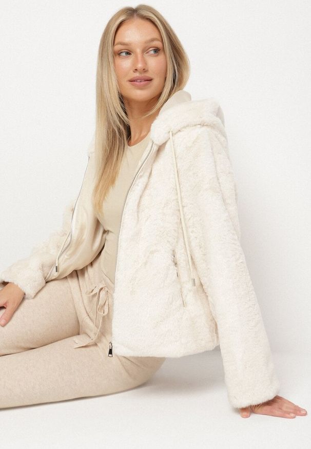 Born2be - Beżowa Casualowa Kurtka Futerko z Kapturem Nindrie. Okazja: na co dzień. Typ kołnierza: kaptur. Kolor: beżowy. Materiał: futro. Styl: casual