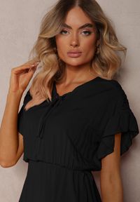 Renee - Czarna Sukienka Wiązana Materiałowym Paskiem z Gumką w Talii i Falbanką Tiamari. Okazja: na imprezę. Kolor: czarny. Materiał: materiał. Długość rękawa: krótki rękaw. Typ sukienki: wyszczuplające. Styl: elegancki #3