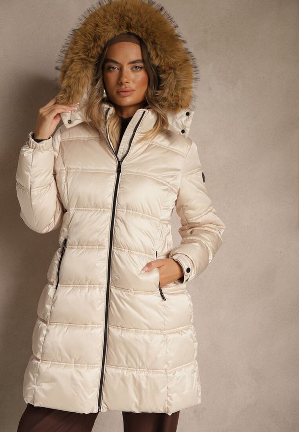 Renee - Beżowa Pikowana Kurtka o Długim Fasonie z Odpinanym Kapturem z Futerkiem Fenalda. Okazja: na spacer. Kolor: beżowy. Materiał: futro. Długość: długie. Styl: elegancki