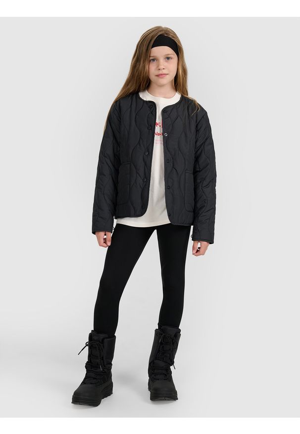 4f - 4F Kurtka puchowa z wypełnieniem syntetycznym dziewczęca - czarna 158 (12-13 lat). Okazja: na co dzień. Typ kołnierza: bez kaptura. Kolor: czarny. Materiał: puch, syntetyk. Wzór: gładki. Sezon: lato. Styl: sportowy, klasyczny, elegancki, casual
