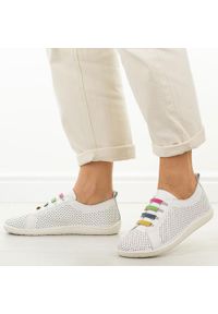 Białe skórzane półbuty damskie barefoot Jezzi Ol38-5. Okazja: na co dzień. Zapięcie: pasek. Kolor: biały. Materiał: skóra. Szerokość cholewki: normalna. Wzór: aplikacja, kolorowy. Sezon: wiosna, jesień, lato. Styl: casual, klasyczny, sportowy #1