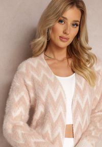 Renee - Różowy Niezapinany Kardigan o Przedłużonym Fasonie w Zygzaki Chevron Oherna. Kolor: różowy. Materiał: tkanina. Długość: długie. Wzór: paski #3