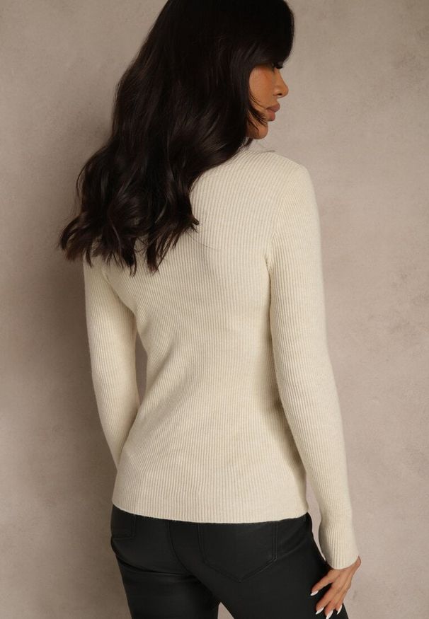 Renee - Jasnobeżowy Sweter z Bawełną z Prążkowanej Dzianiny Reisaria. Okazja: na co dzień. Kolor: beżowy. Materiał: dzianina, bawełna, prążkowany. Styl: casual, klasyczny