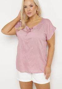 Born2be - Różowa Bluzka z Haftem i Sznurkiem Przy Dekolcie Mepaya. Okazja: na co dzień. Kolekcja: plus size. Kolor: różowy. Długość rękawa: krótki rękaw. Długość: krótkie. Wzór: haft. Sezon: lato. Styl: klasyczny, elegancki, casual #4