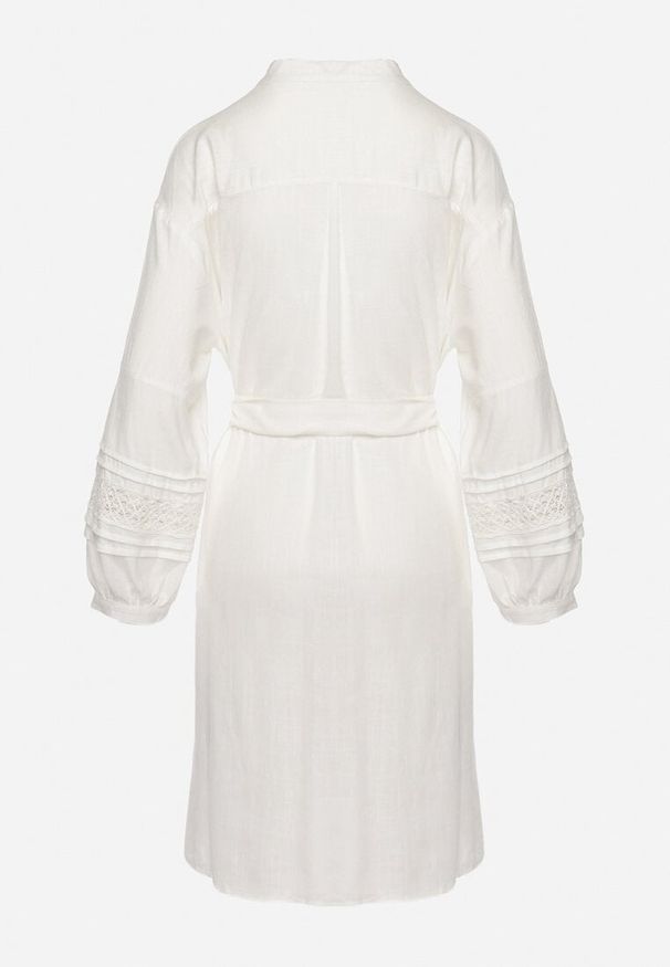 Born2be - Biała Sukienka Koszulowa Zapinana na Guziki z Paskiem w Talii i Ozdobnym Rękawem Rigaudona. Okazja: na spotkanie biznesowe. Kolor: biały. Typ sukienki: koszulowe. Styl: biznesowy, klasyczny, elegancki