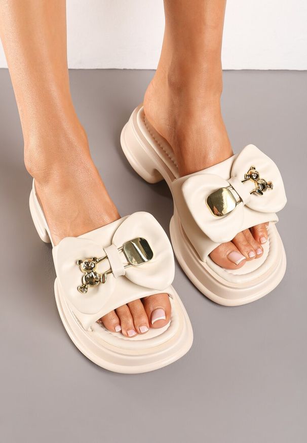 Born2be - Beżowe Klapki na Grubej Podeszwie z Kokardką i Metaliczną Ozdobą Zorissa. Okazja: na spacer. Nosek buta: okrągły. Kolor: beżowy. Materiał: len, jeans. Wzór: aplikacja. Sezon: lato. Styl: elegancki