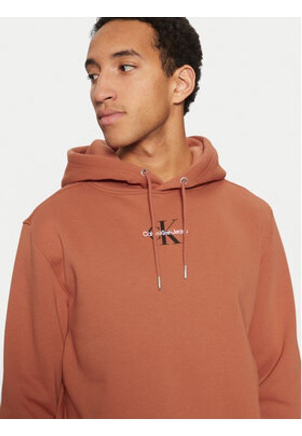 Calvin Klein Jeans Bluza J30J323749 Brązowy Regular Fit. Kolor: brązowy. Materiał: bawełna, syntetyk