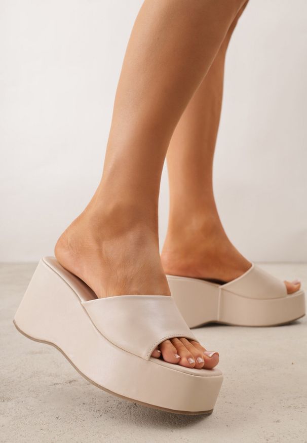 Born2be - Beżowe Minimalistyczne Klapki na Koturnie z Kwadratowym Noskiem Mosing. Okazja: na co dzień, do pracy. Kolor: beżowy. Sezon: lato. Obcas: na koturnie. Styl: casual, klasyczny, elegancki. Wysokość obcasa: średni