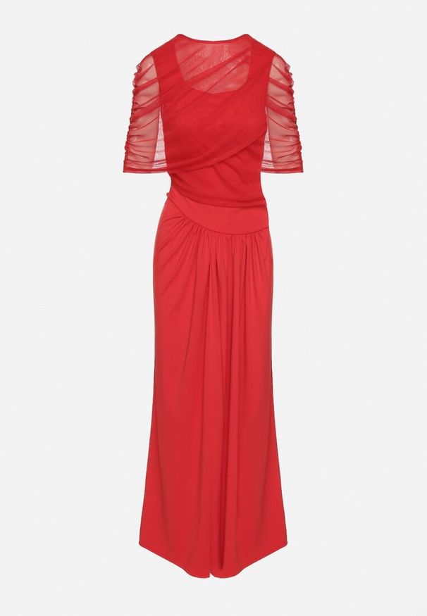 Born2be - Czerwona Koktajlowa Sukienka Zdobiona Marszczeniem z Siateczkową Narzutką Millanea. Okazja: na co dzień. Kolor: czerwony. Wzór: aplikacja. Typ sukienki: proste. Styl: wizytowy