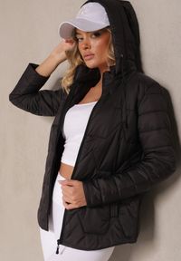 Renee - Czarna Kurtka z Geometrycznym Pikowaniem i Kapturem Lilidi. Okazja: na co dzień, na spacer. Kolor: czarny. Materiał: jeans. Wzór: geometria. Styl: casual, elegancki, wizytowy #4