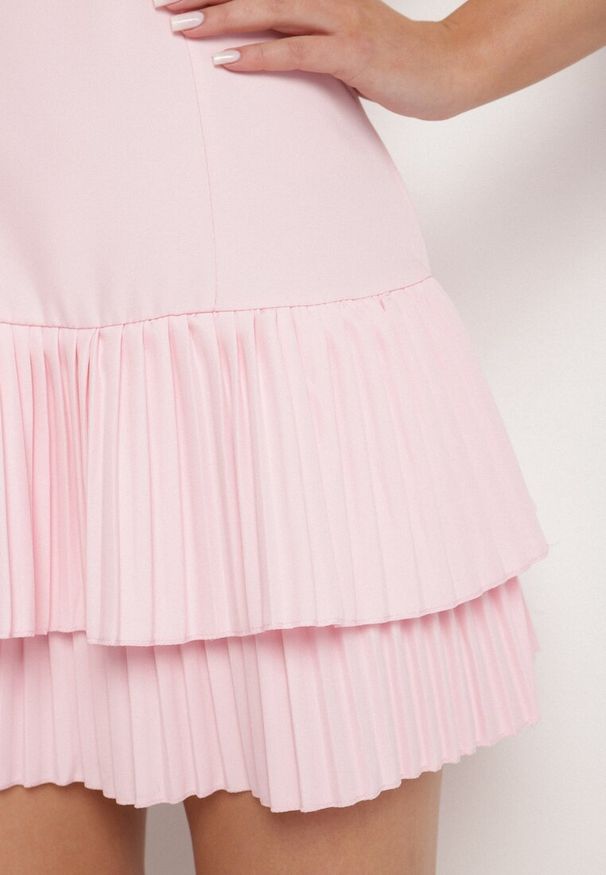 Born2be - Różowa Sukienka Rozkloszowana z Taliowaniem i Plisowanym Dołem Soreqa. Okazja: na co dzień. Kolor: różowy. Typ sukienki: plisowane. Styl: klasyczny, casual