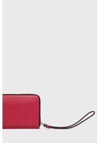 Armani Exchange portfel damski kolor różowy. Kolor: różowy. Materiał: materiał. Wzór: gładki #4