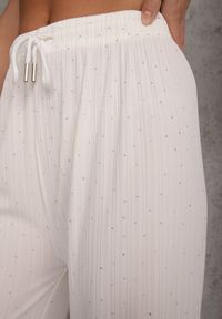 Renee - Białe Spodnie z Bawełną o Szerokim Kroju z Cyrkoniami Azirene. Okazja: na co dzień. Kolor: biały. Materiał: bawełna. Styl: casual #5