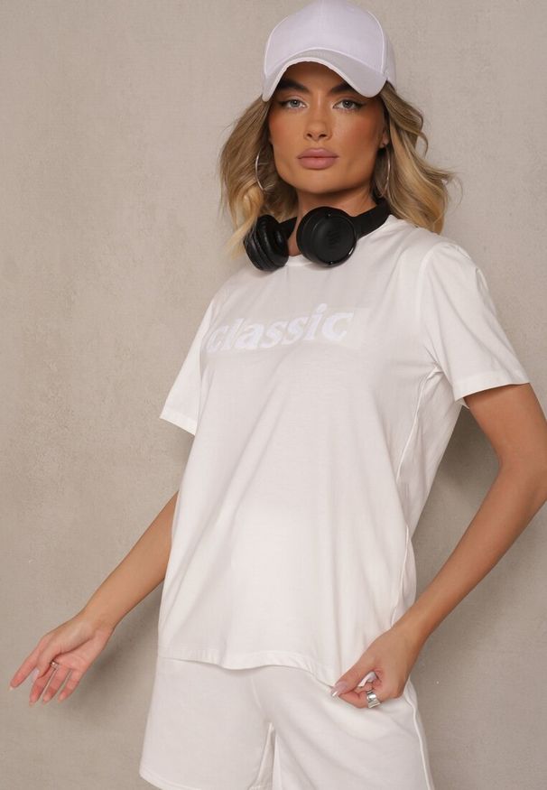 Renee - Biały Bawełniany T-shirt Zdobiony Napisem z Cyrkonii Deleire. Okazja: na co dzień. Kolor: biały. Materiał: bawełna. Wzór: napisy, aplikacja. Styl: klasyczny, elegancki, casual