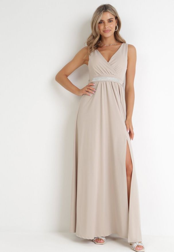 Born2be - Jasnobeżowa Sukienka Rozkloszowana Maxi z Paskiem w Cyrkonie i Wycięciem Neorise. Kolor: beżowy. Materiał: materiał. Wzór: aplikacja. Długość: maxi