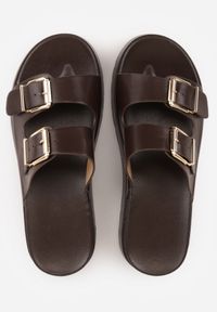 Renee - Ciemnobrązowe Klapki na Platformie Ozdobione Metalicznymi Klamrami Galisiphe. Okazja: na co dzień. Kolor: brązowy. Wzór: aplikacja. Sezon: lato. Obcas: na platformie. Styl: casual #4