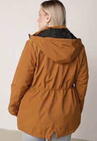 Born2be - Brązowo-Czarna Przejściowa Kurtka Dwustronna Parka z Pikowaniem i Kapturem Tidare. Okazja: na co dzień, na spacer. Kolekcja: plus size. Kolor: brązowy. Materiał: jeans, poliester. Styl: casual, sportowy #6