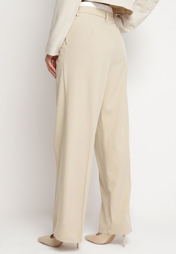 Born2be - Beżowe Szerokie Spodnie w Kant z Wysoką Talią Balalis. Okazja: na co dzień. Stan: podwyższony. Kolor: beżowy. Materiał: wiskoza. Styl: klasyczny, casual, elegancki