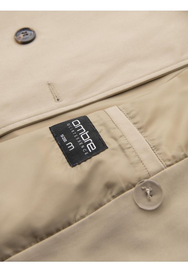 Ombre Clothing - Elegancki męski płaszcz trencz SLIM FIT z paskiem – beżowy V1. Kolor: beżowy. Materiał: tkanina, poliester, materiał. Wzór: gładki. Styl: elegancki