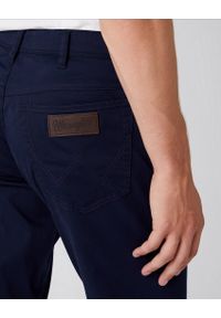 Wrangler - WRANGLER TEXAS SLIM MĘSKIE SPODNIE MATERIAŁOWE NAVY W12SEA114 112145790 #3