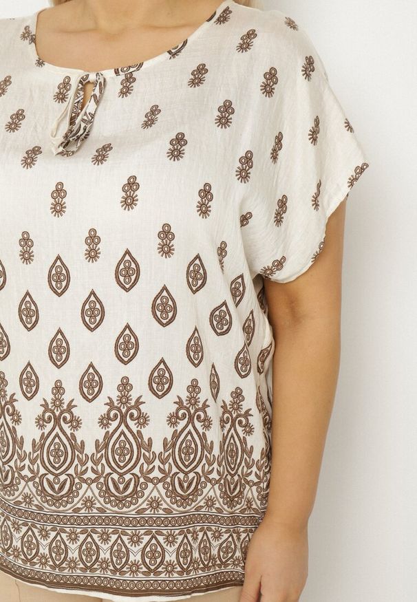 Born2be - Biało-Brązowa Bluzka w Boho Wzór z Wiązaniem przy Dekolcie Jenalia. Kolor: brązowy. Materiał: jeans, materiał. Styl: boho