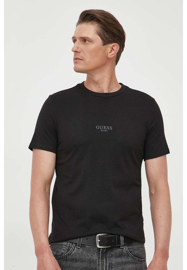 Guess t-shirt bawełniany kolor czarny z aplikacją. Kolor: czarny. Materiał: bawełna. Wzór: aplikacja. Styl: klasyczny