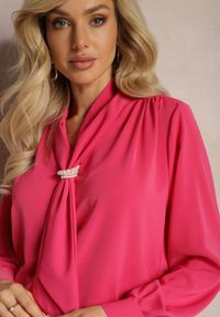 Renee - Różowa Bluzka z Ozdobnym Krawatem i Perłami Reveria. Kolor: różowy. Materiał: tkanina. Długość rękawa: długi rękaw. Długość: długie. Wzór: gładki #4