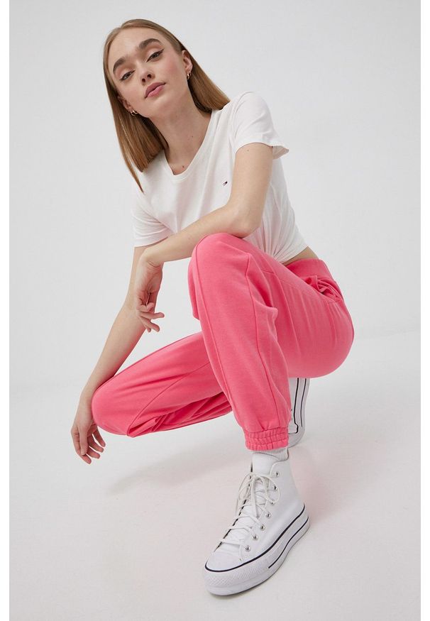 Tommy Jeans spodnie bawełniane kolor różowy. Stan: podwyższony. Kolor: różowy. Materiał: bawełna. Wzór: gładki