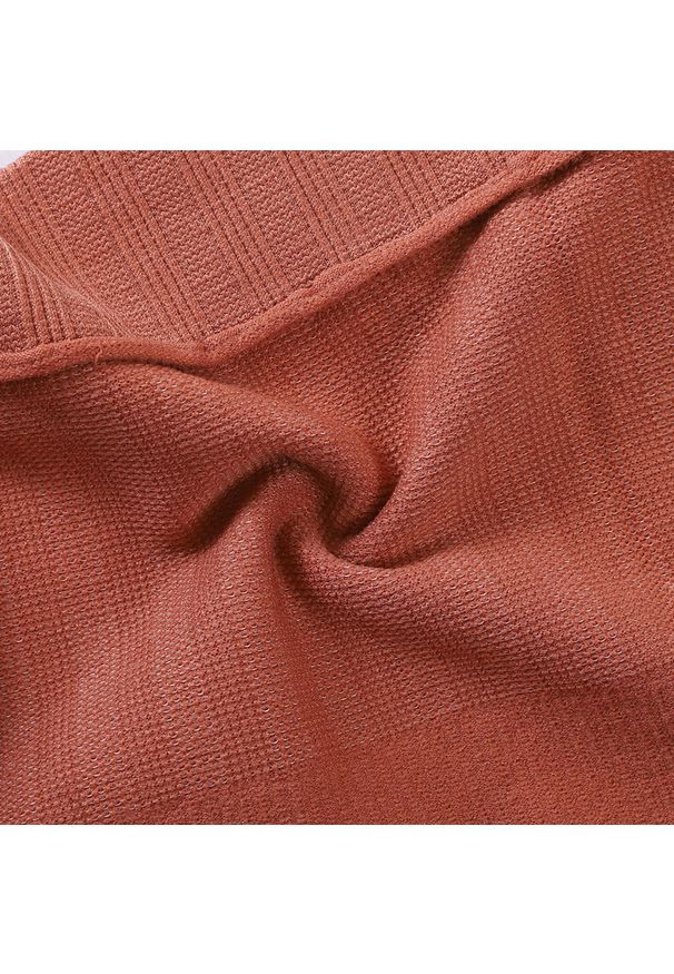 Intica - Stringi z wysokim stanem z delikatną koronką Lotte. Stan: podwyższony. Kolor: czarny. Materiał: koronka. Wzór: koronka