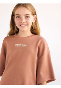 Reserved - T-shirt z haftem - brązowy. Kolor: brązowy. Materiał: tkanina. Wzór: haft