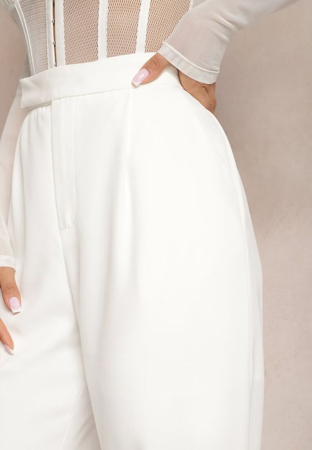 Renee - Białe Szerokie Spodnie z Zapięciem na Haczyk Brutris. Kolor: biały. Styl: elegancki