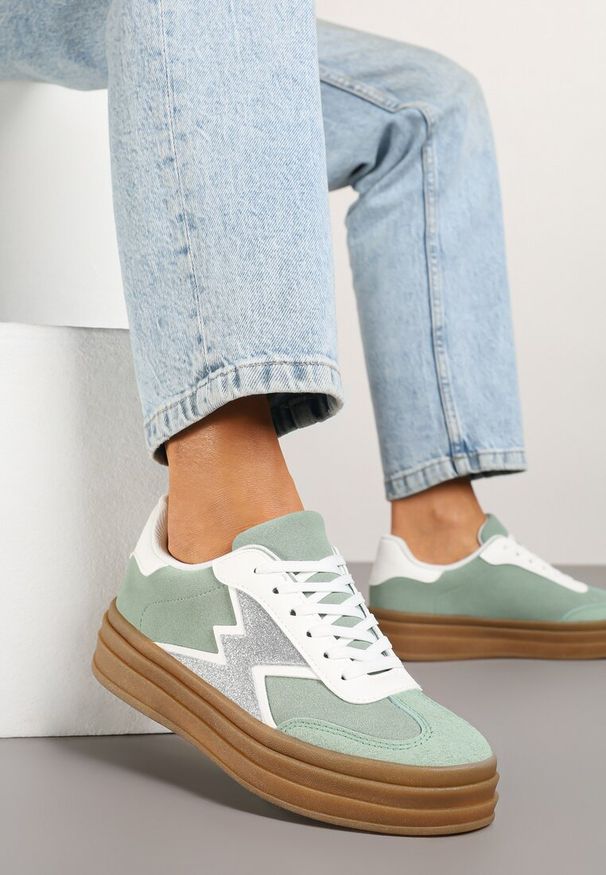 Renee - Jasnozielone Sneakersy w Stylu Tenisówek Ozdobione Geometrycznym Wzorem Tolivanna. Okazja: na co dzień. Zapięcie: sznurówki. Kolor: zielony. Materiał: jeans. Wzór: aplikacja, geometria