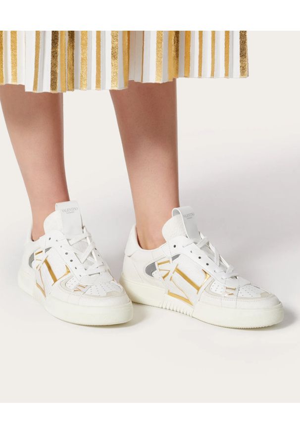 VALENTINO - Białe sneakersy ze złotym logo VL7N. Nosek buta: okrągły. Kolor: biały. Materiał: guma, tkanina. Obcas: na płaskiej podeszwie