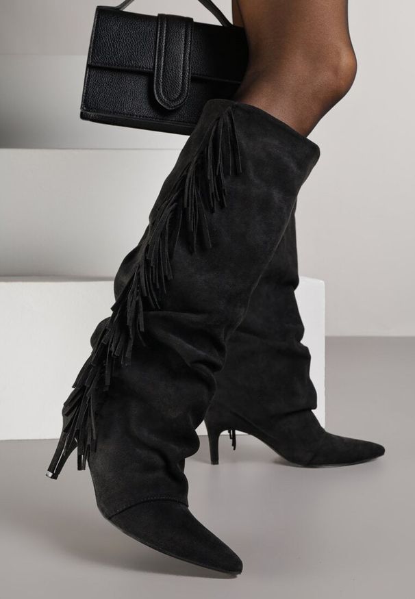 Renee - Czarne Kozaki z Imitacji Zamszu na Szpilce z Marszczoną Cholewką z Frędzlami Linotris. Okazja: na co dzień. Kolor: czarny. Materiał: zamsz. Szerokość cholewki: normalna. Obcas: na szpilce. Styl: casual