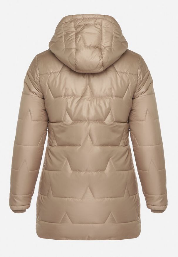 Born2be - Ciemnobeżowa Pikowana Kurtka o Prostym Kroju z Kapturem Nileria. Okazja: na co dzień, do pracy, na spotkanie biznesowe. Typ kołnierza: kaptur. Kolekcja: plus size. Kolor: beżowy. Materiał: poliester, jeans, dzianina. Styl: biznesowy, casual